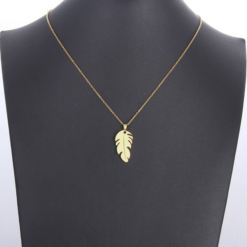 Feather pendant necklace