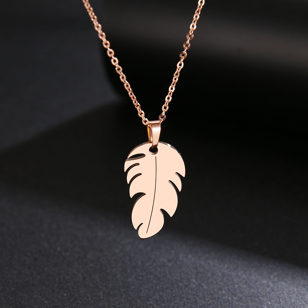 Feather pendant necklace