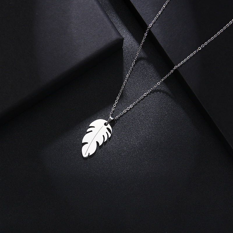 Feather pendant necklace